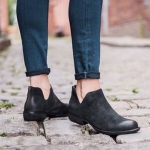 BORN Kerri Black Distressed Suede Ankle Boot Bootie‎ Low Cut Leather Size 6 New